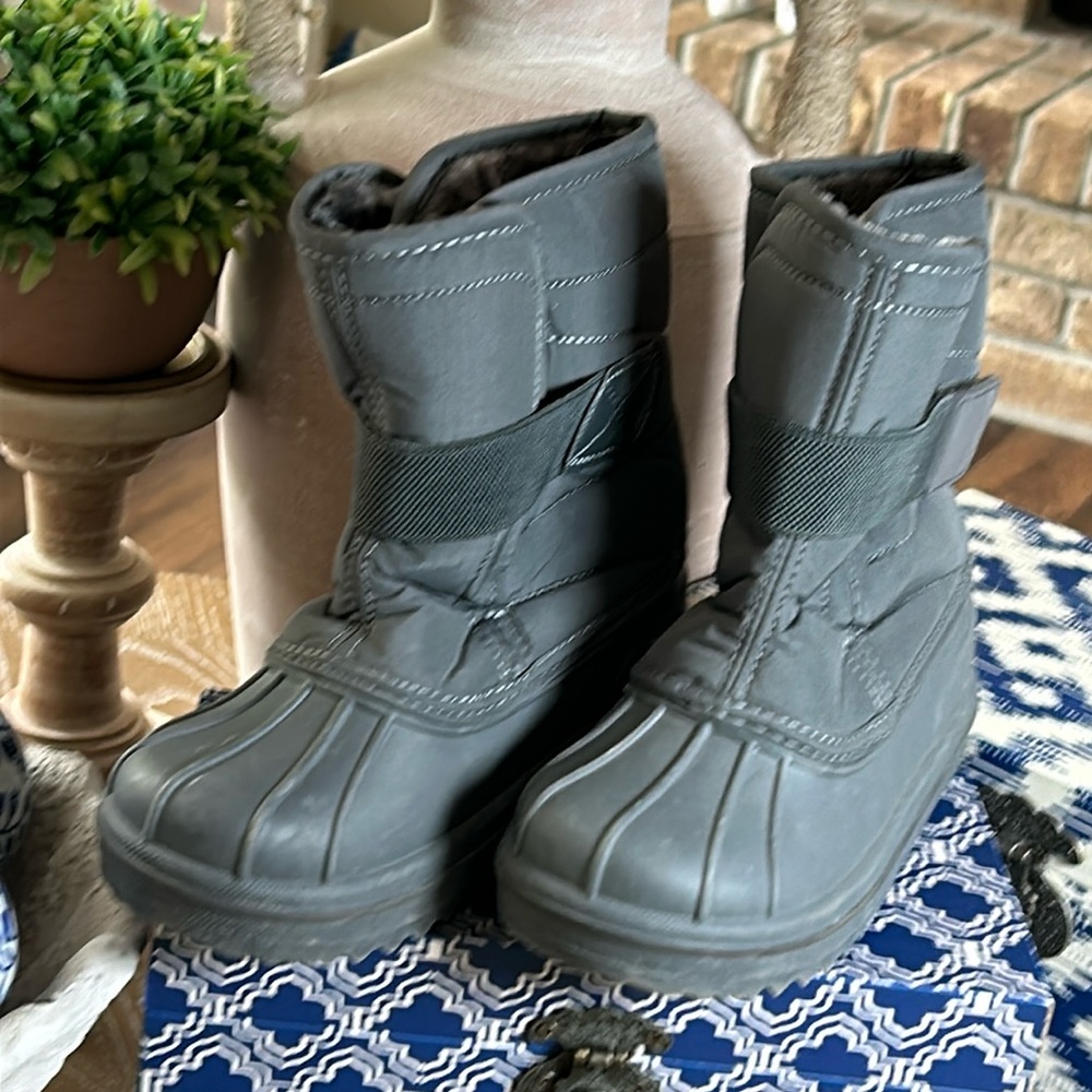 Boys Charcoal Gray Sweater Winter Faux Fur Lined Snow Boots Size 13